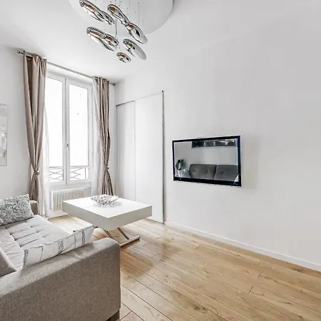 Bright And Equipped Close To Opera Апартаменты