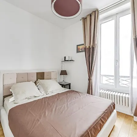 Bright And Equipped Close To Opera Апартаменты