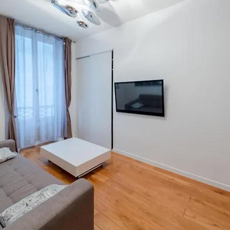 Bright And Equipped Close To Opera Париж