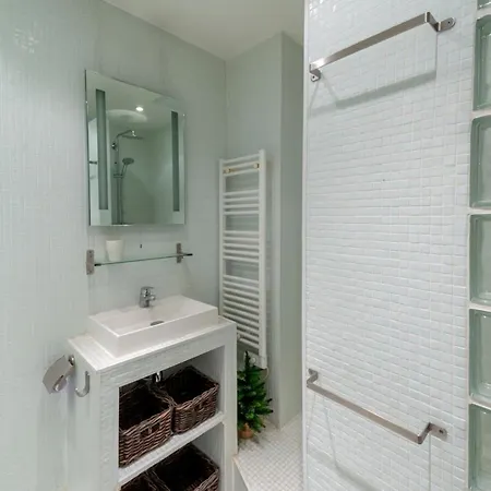 Bright And Equipped Close To Opera Апартаменты Париж